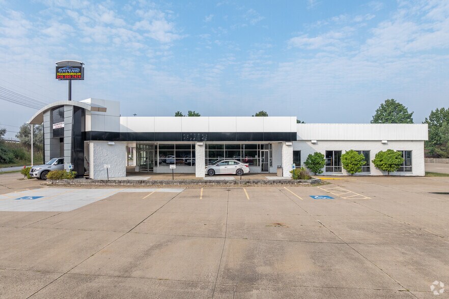 940 Babbitt Rd, Euclid, OH à louer - Photo de l’immeuble – Image 2 sur 11