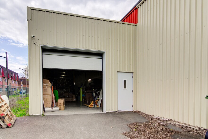 988 Boul Saint-Jean-Baptiste, Mercier, QC à vendre - Photo de l’immeuble – Image 2 sur 11