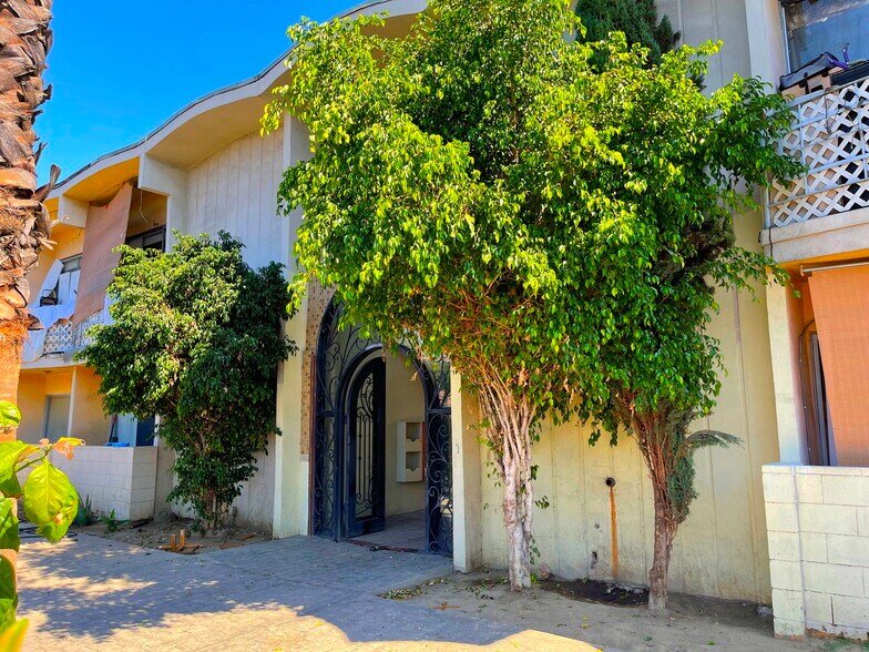 6956 Kester Ave, Van Nuys, CA à vendre - Photo de l’immeuble – Image 2 sur 18