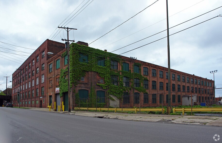 4701 Commerce Ave, Cleveland, OH à vendre - Photo principale – Image 1 sur 3