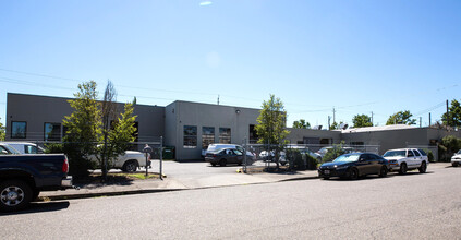 1700 SE Grand Ave, Portland, OR à louer Photo de l’immeuble– Image 1 sur 4