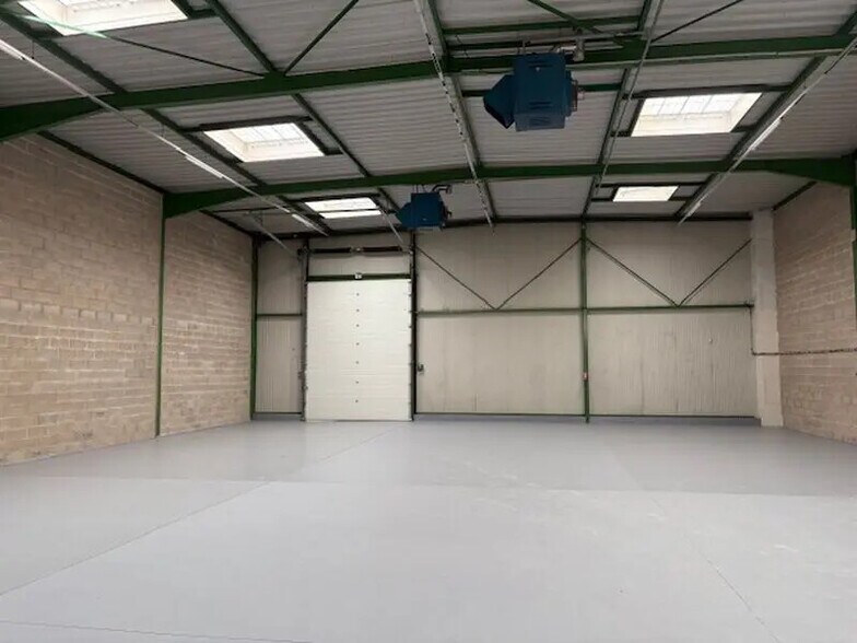 Local d’activités dans Saint-Thibault-des-Vignes à louer - Photo de l’immeuble – Image 2 sur 5