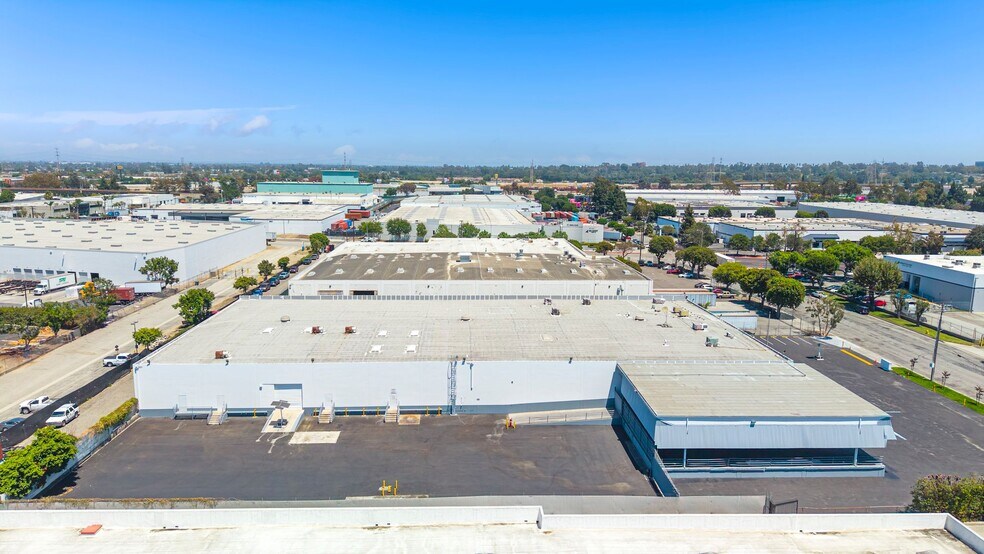 2751 El Presidio St, Carson, CA à vendre - Photo de l’immeuble – Image 2 sur 6
