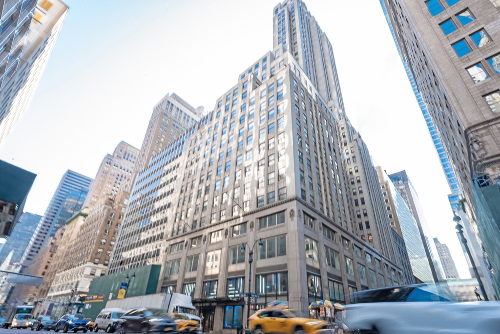 521 Fifth Ave, New York, NY à louer Photo de l’immeuble– Image 1 sur 10