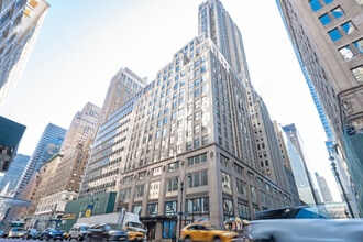 521 Fifth Ave, New York, NY à louer Photo de l’immeuble– Image 1 sur 10