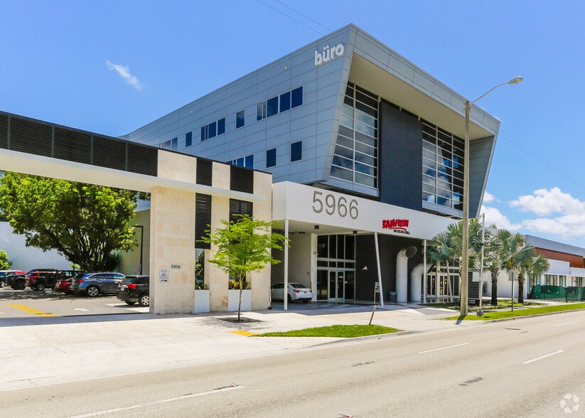 5966 S Dixie Hwy, South Miami, FL à louer - Photo de l’immeuble – Image 3 sur 8