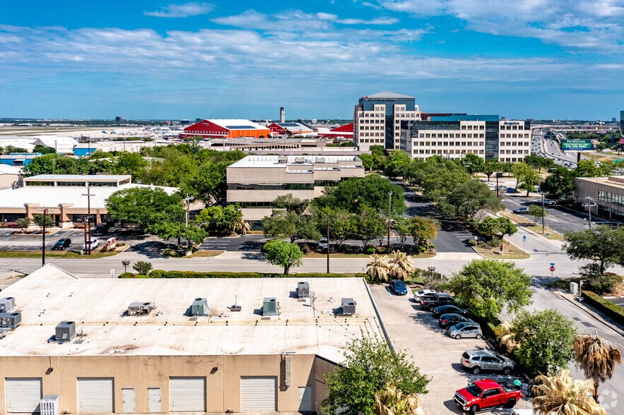 900 Isom Rd, San Antonio, TX à vendre - Aérien – Image 2 sur 4
