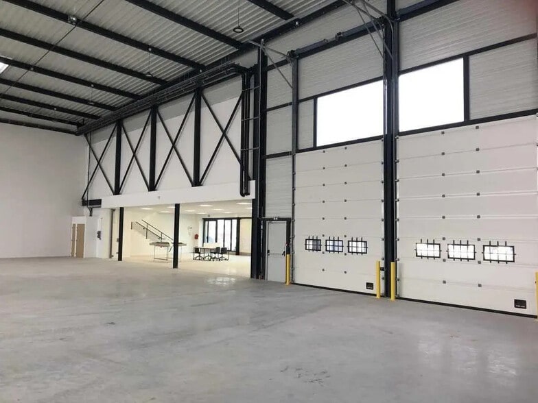 51 Rue Du Commandant Rolland, Le Bourget à louer - Photo de l’immeuble – Image 2 sur 7