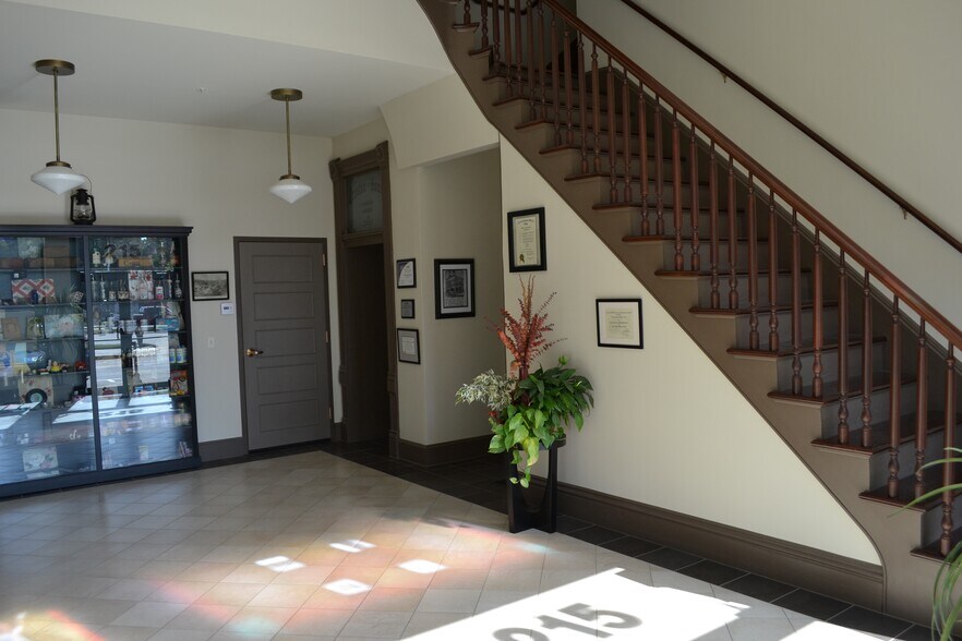 215 S Main St, Council Bluffs, IA à louer - Photo de l’immeuble – Image 2 sur 5