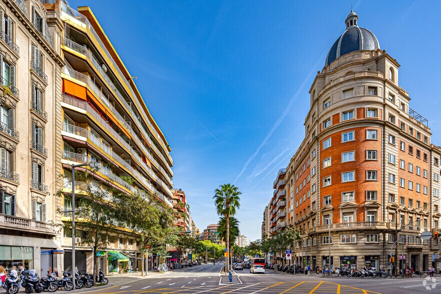 Immeuble residentiel dans Barcelone, Barcelona à vendre - Photo de l’immeuble – Image 3 sur 10