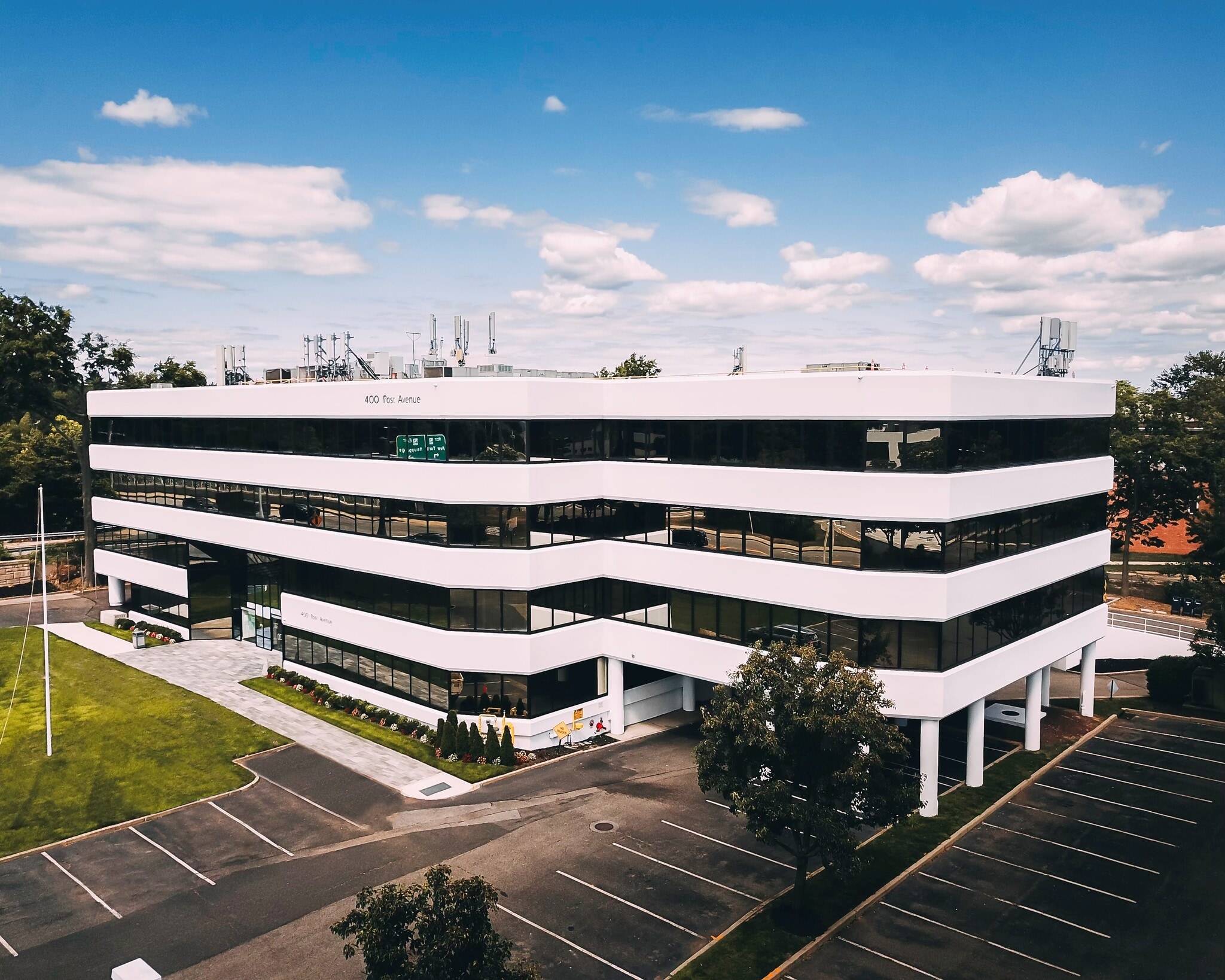 400 Post Ave, Westbury, NY à louer Photo principale– Image 1 sur 6