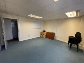 Gladiator Way, Rugby à louer Photo intérieure– Image 2 sur 3