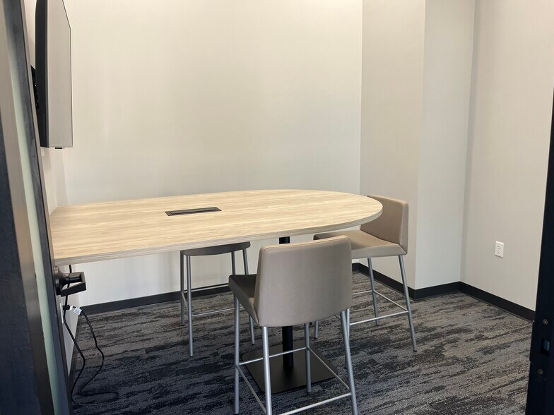 200 E 9th St, Coralville, IA à louer - Photo de l’immeuble – Image 3 sur 8