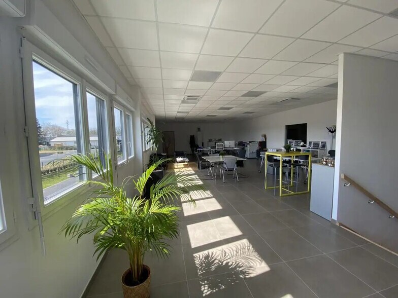 Bureau dans Saint-Denis-en-Val à louer - Photo de l’immeuble – Image 1 sur 6