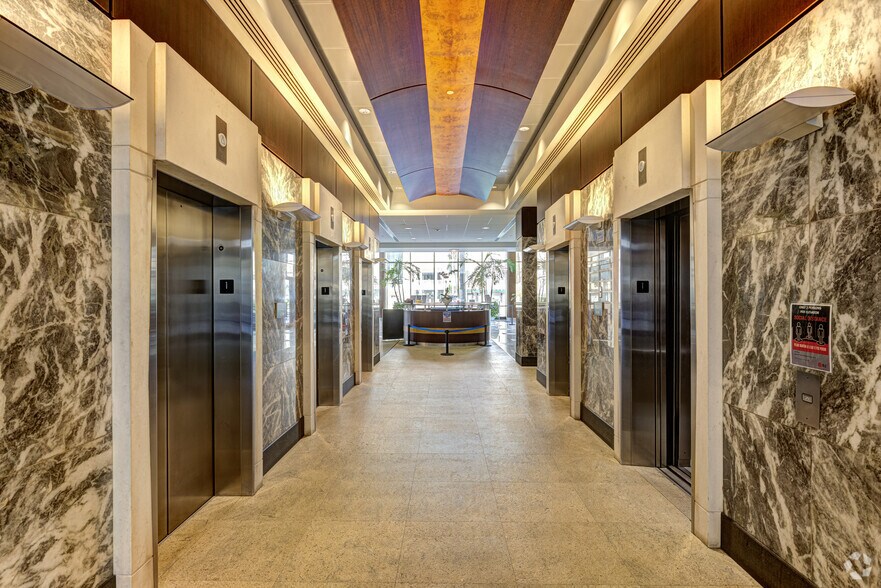 500 E Broward Blvd, Fort Lauderdale, FL à louer - Hall d’entrée – Image 3 sur 9