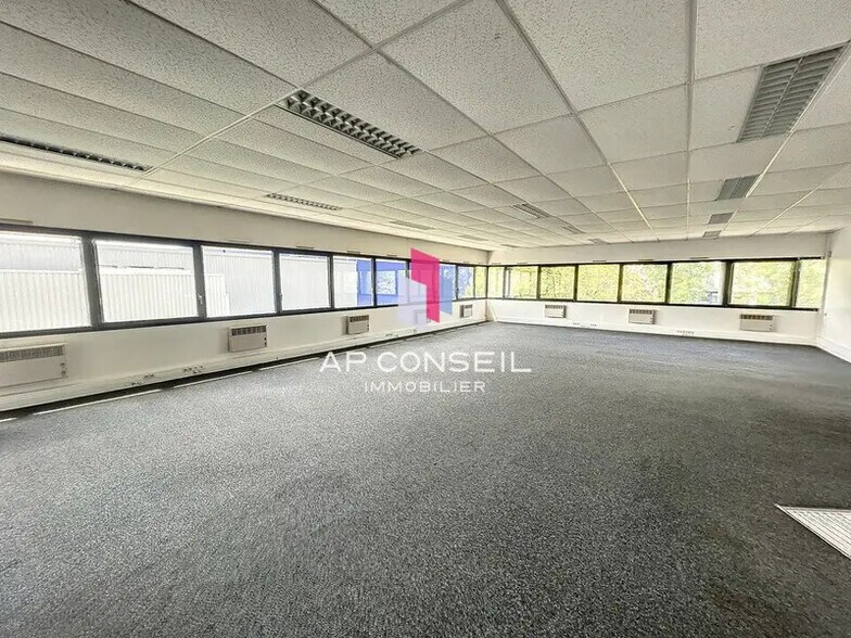 Bureau dans Plaisir à vendre - Photo de l’immeuble – Image 2 sur 4