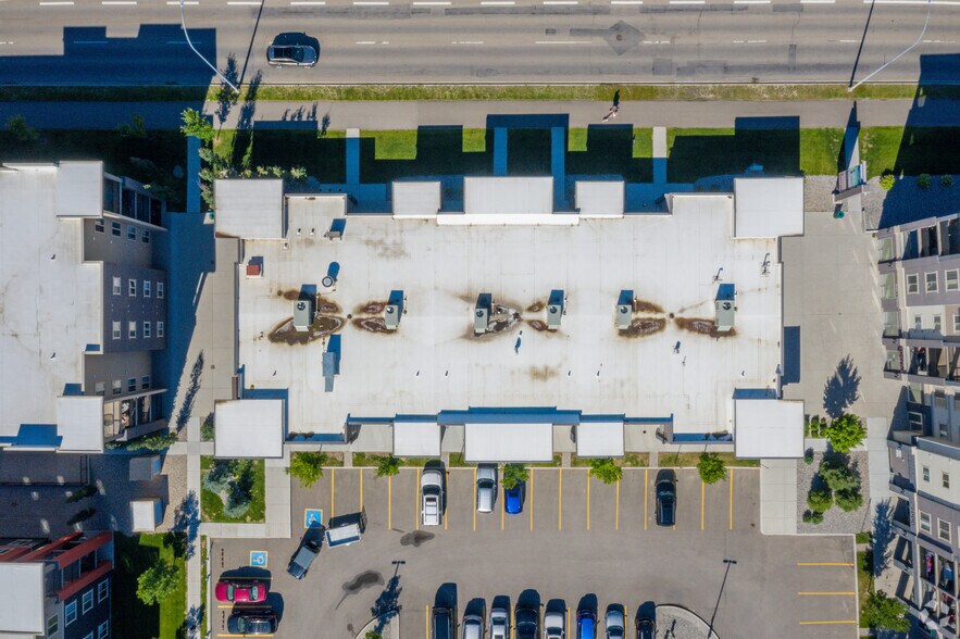 403 Mackenzie Way, Airdrie, AB à vendre - Aérien – Image 2 sur 7
