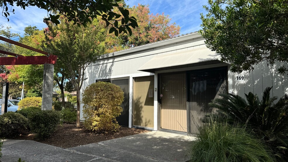 169 Lynch Creek Way, Petaluma, CA à louer - Photo de l’immeuble – Image 2 sur 10