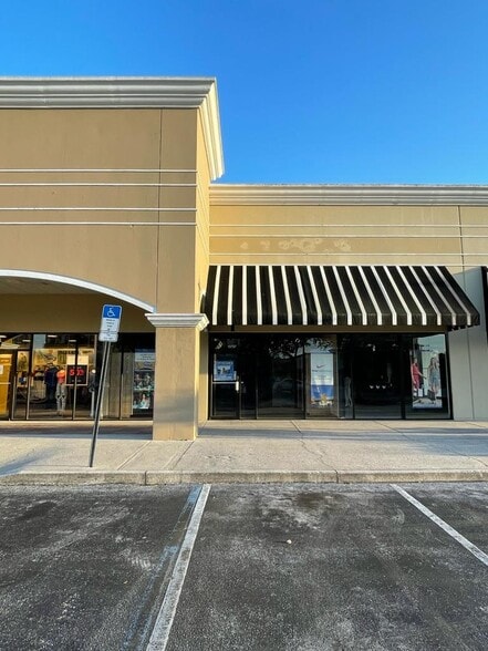 Local commercial dans Orlando, FL à louer - Photo de l’immeuble – Image 2 sur 13
