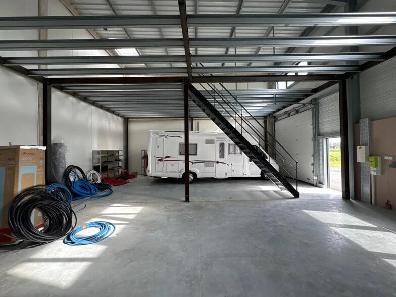 Local d’activités dans Salleboeuf à louer - Photo de l’immeuble – Image 1 sur 4