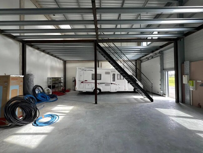 Plus de détails pour Local d'activités à louer