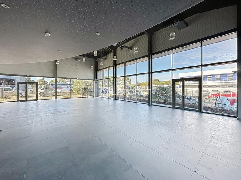 Local d'activités dans Fréjus à vendre - Photo de l’immeuble – Image 2 sur 7