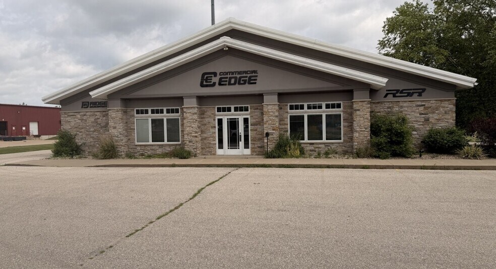 740 Kacena Rd, Hiawatha, IA à vendre - Photo de l’immeuble – Image 3 sur 12