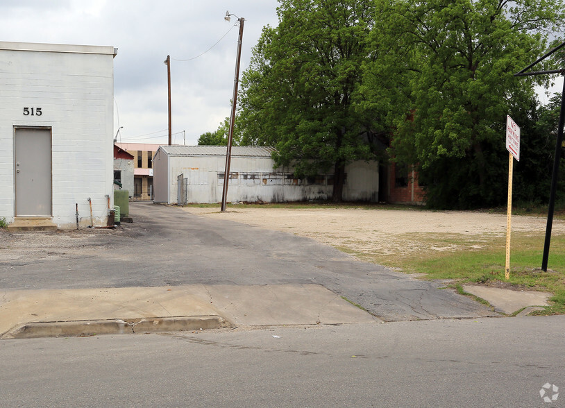 1116-1124 E Houston St, San Antonio, TX à louer - Photo de l’immeuble – Image 2 sur 3