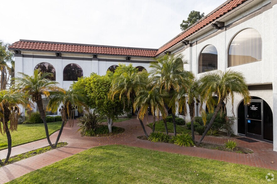 9795 Cabrini Dr, Burbank, CA à louer - Photo de l’immeuble – Image 2 sur 5