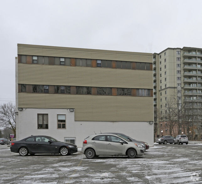 585 Queen St S, Kitchener, ON à vendre - Photo de l’immeuble – Image 2 sur 3