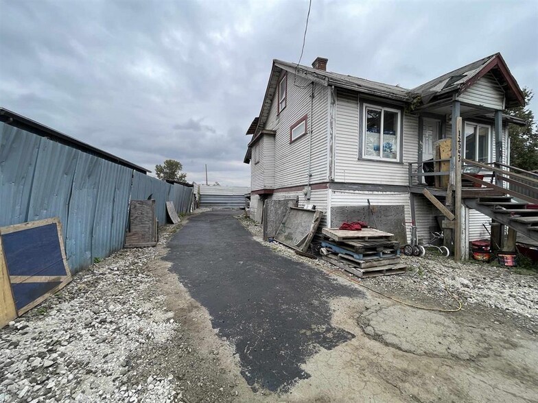 12343 Old Yale Rd, Surrey, BC à vendre - Photo de l’immeuble – Image 3 sur 3