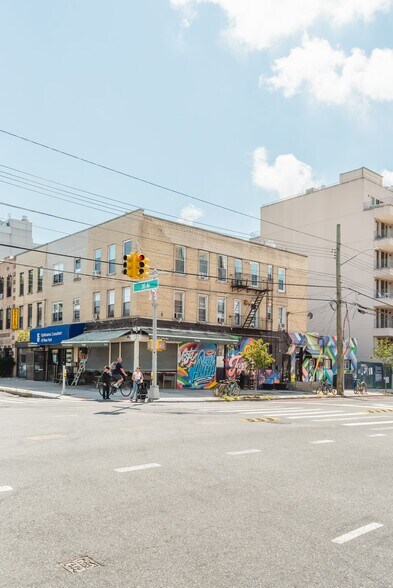 2102 30th Ave, Long Island City, NY à vendre - Photo de l’immeuble – Image 1 sur 34