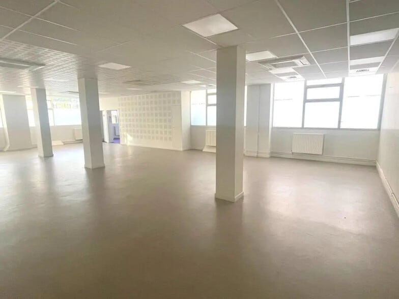 Local commercial dans Neuilly-Sur-Seine à vendre - Photo de l’immeuble – Image 2 sur 11