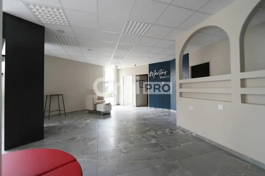 Local commercial dans La Verpillière à louer - Photo de l’immeuble – Image 3 sur 7