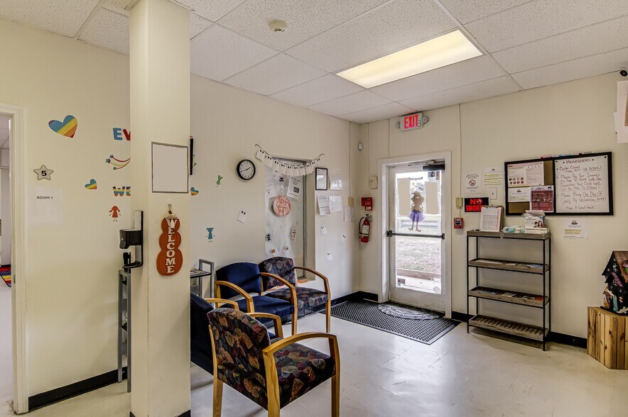 5016 Old Walkertown Rd, Winston-Salem, NC à vendre - Hall d’entrée – Image 3 sur 16