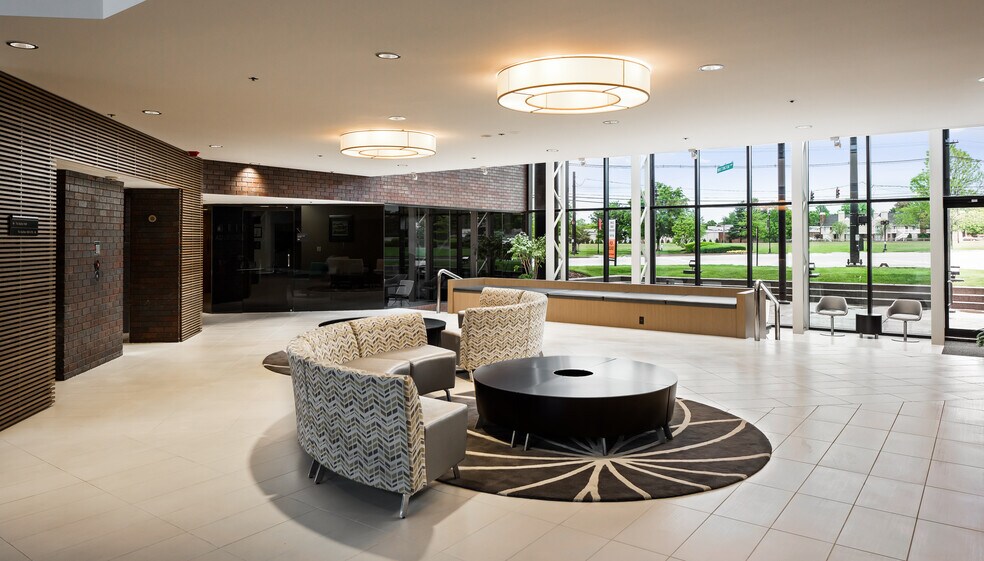 9100 Shelbyville Rd, Louisville, KY à louer - Photo intérieure – Image 3 sur 23