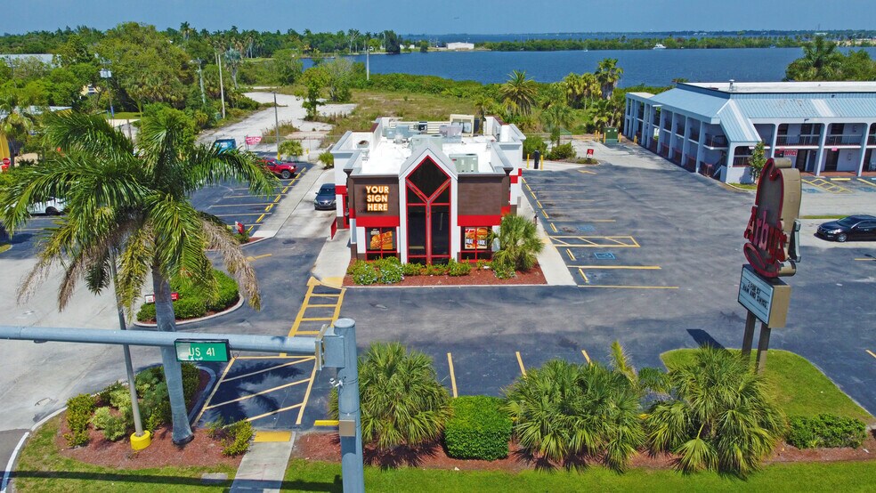 13050 N Cleveland Ave, North Fort Myers, FL à louer - Photo de l’immeuble – Image 3 sur 6