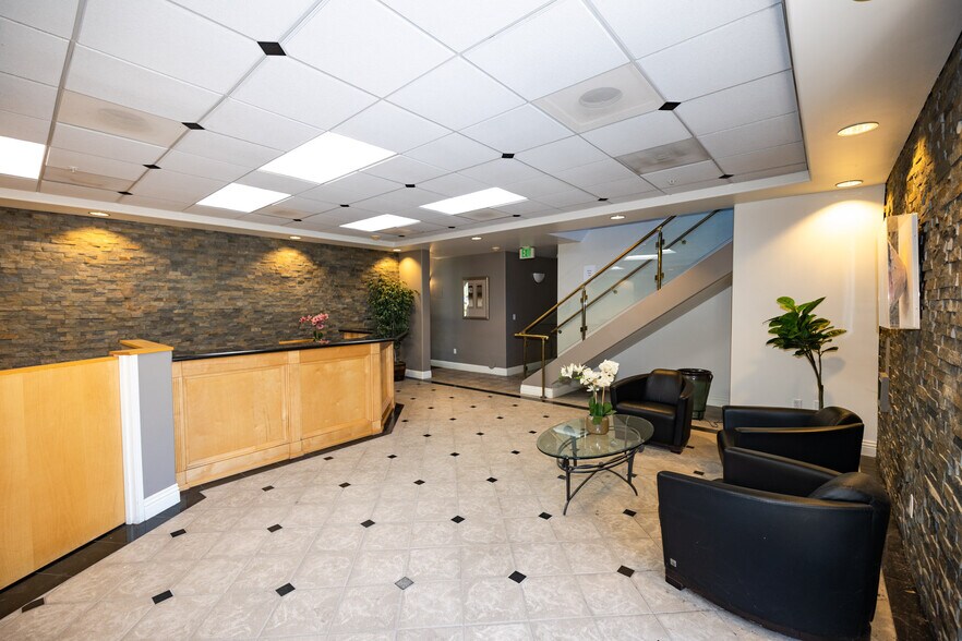 241 Lombard St, Thousand Oaks, CA à louer - Photo de l’immeuble – Image 3 sur 30