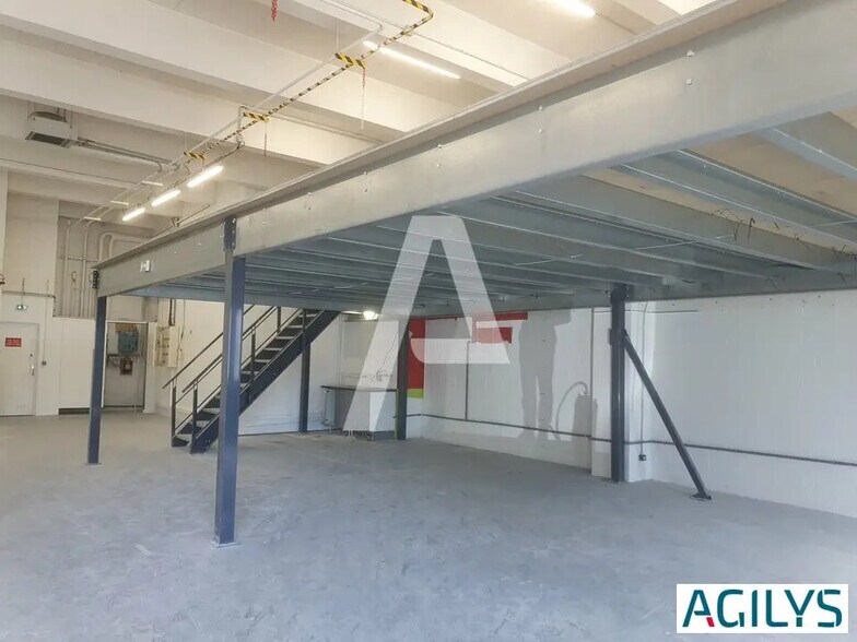 Local d’activités dans Rungis à louer - Photo de l’immeuble – Image 2 sur 5