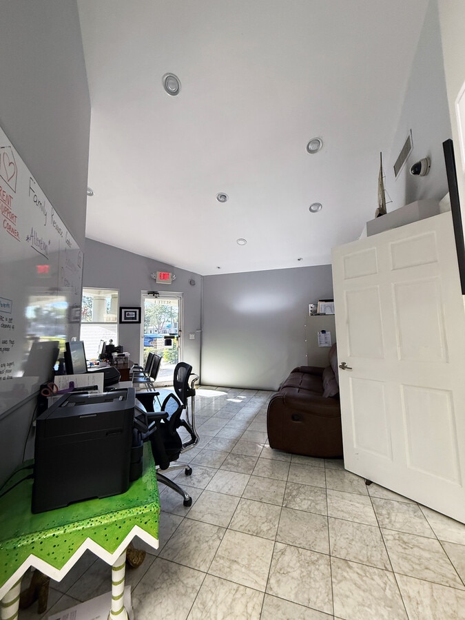 6120 Winkler Rd, Fort Myers, FL 33919 - Lot J -  - Photo intérieure - Image 1 of 5