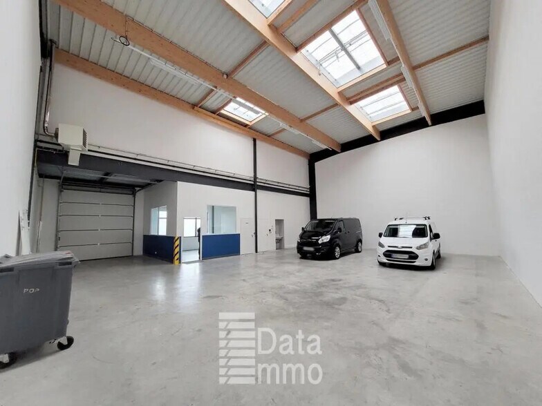 330 Avenue Marguerite Perey, Lieusaint à louer - Photo de l’immeuble – Image 1 sur 8
