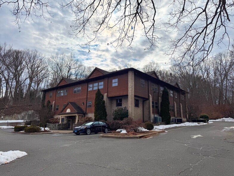 687 Straits Tpke, Middlebury, CT à louer - Photo de l’immeuble – Image 1 sur 23