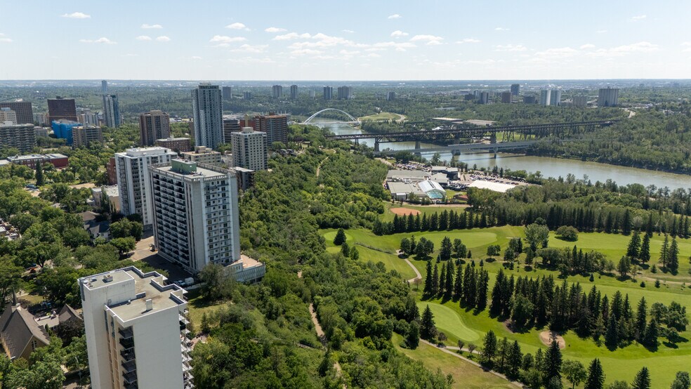 11331 99 Ave, Edmonton, AB à vendre - Photo de l’immeuble – Image 2 sur 6