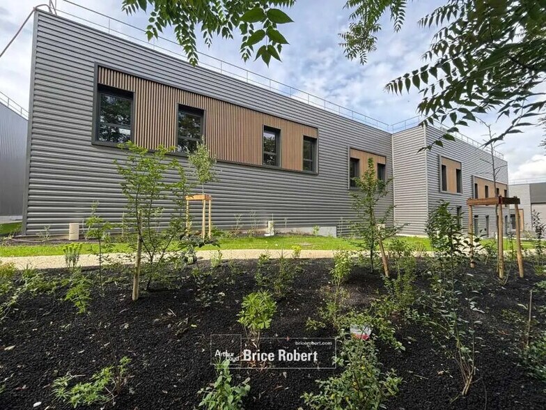 Bureau dans Vénissieux à louer - Photo de l’immeuble – Image 1 sur 6