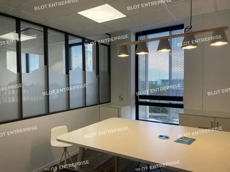 Bureau dans Saint-Jacques-de-la-Lande à louer - Photo de l’immeuble – Image 3 sur 5