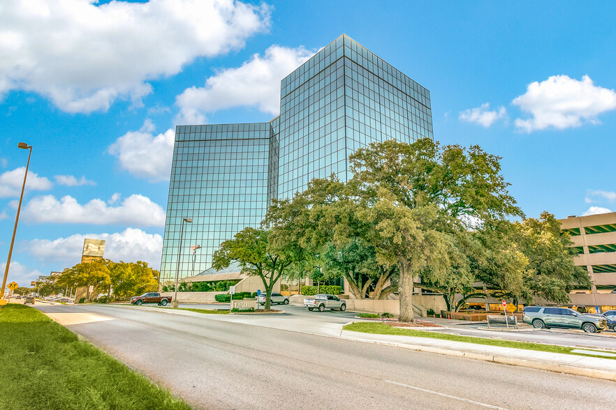 1250 NE Loop 410, San Antonio, TX à louer - Photo de l’immeuble – Image 3 sur 4
