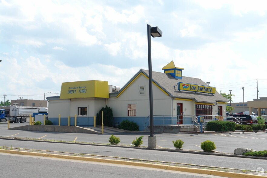 7011 W Central Ave, Wichita, KS à louer - Photo principale – Image 1 sur 6