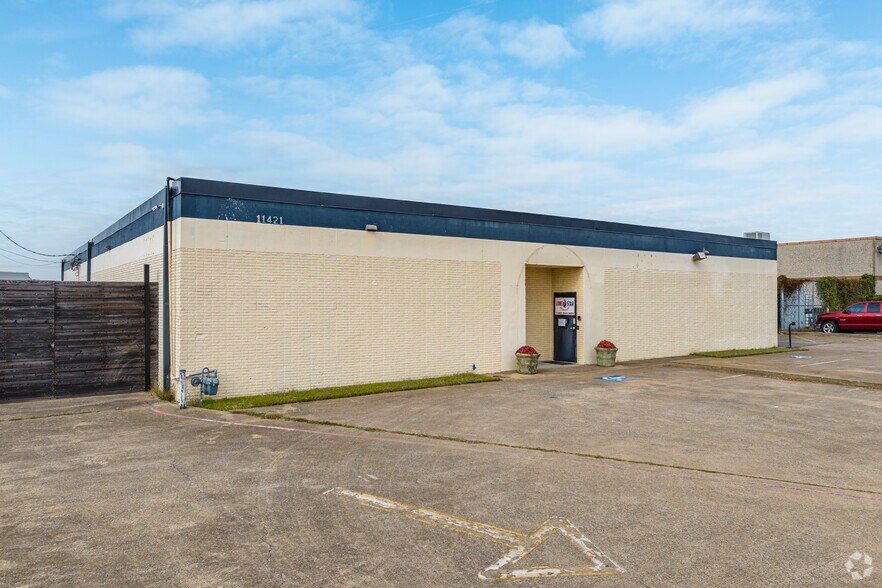 11421 Chairman Dr, Dallas, TX à louer - Photo principale – Image 1 sur 11