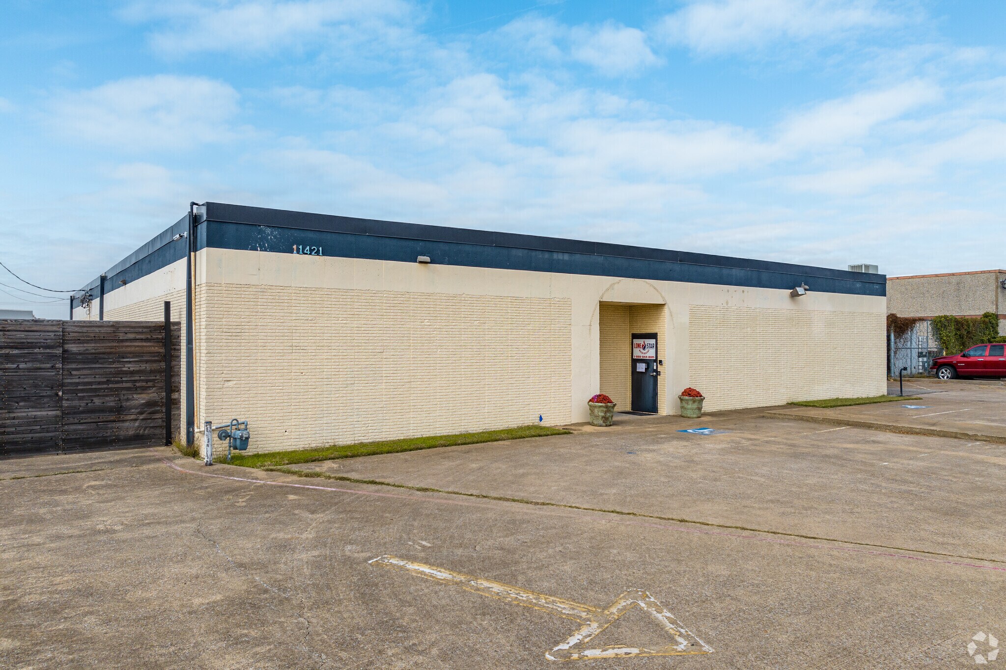 11421 Chairman Dr, Dallas, TX à louer Photo principale– Image 1 sur 12