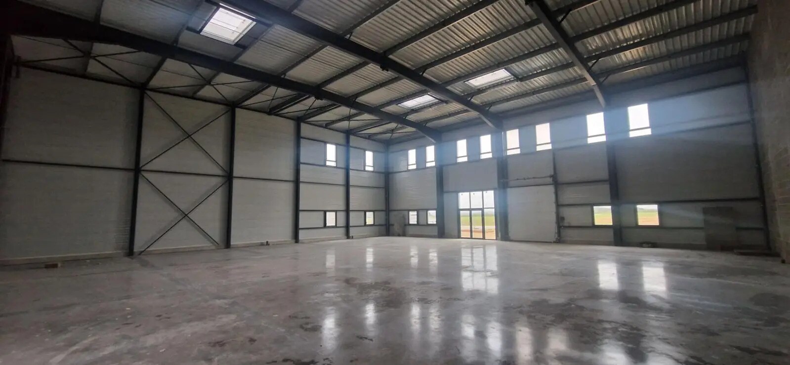 Local d’activités dans Bretteville-sur-Odon à louer Photo intérieure– Image 1 sur 3